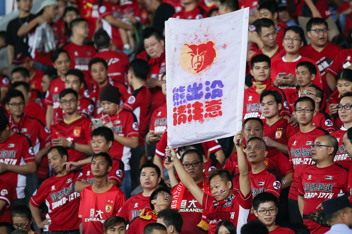 开云APP-主场气氛热烈，为球队加油打气，士气大振