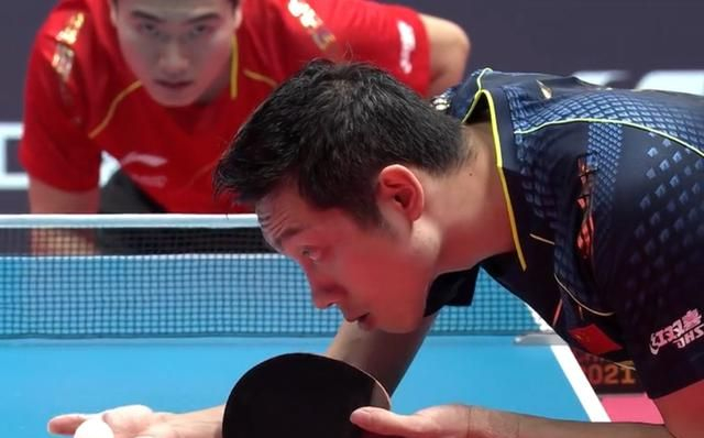 RNG险胜HLE，CoreJJ线上压制力十足焦点之战八强赛，点燃全场激情的简单介绍