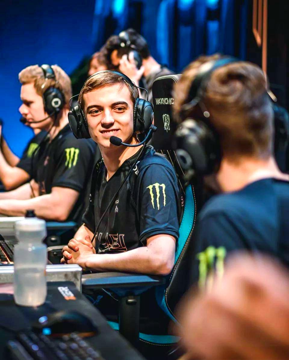 FNC血洗EDG,JackeyLove操刀奇招英雄翻盘焦点之战入围赛,锁定晋级资格 FNC血洗EDG,JackeyLove操刀奇招英雄翻盘焦点之战入围赛,锁定晋级资格