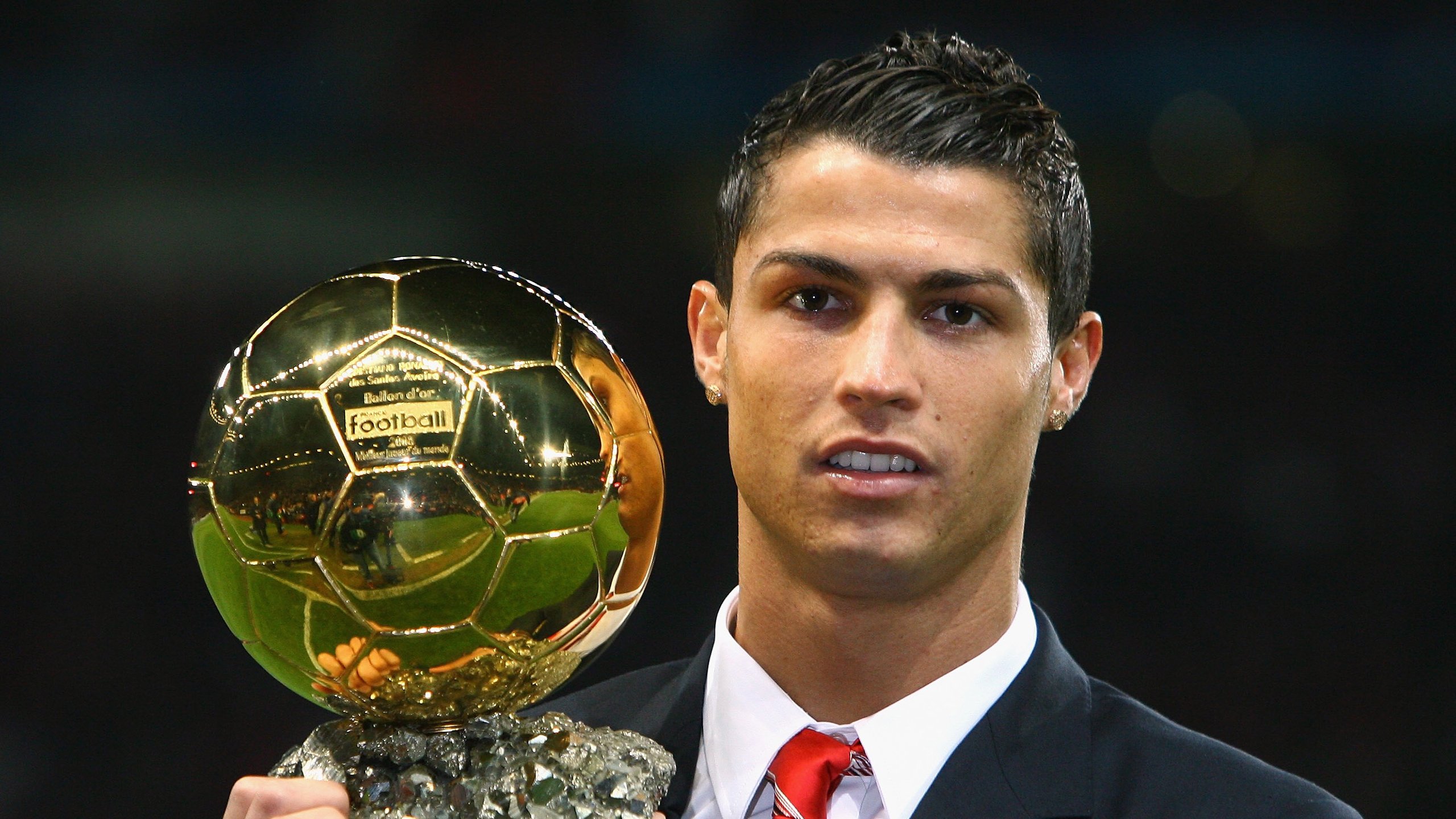 开云体育在线-铁血马竞横扫法甲豪门，范戴克定海神针式防守竟成全场焦点！